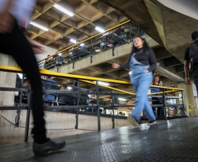Movimentação durante refeições no Restaurante Universitário (RU). 28/11/2025. Foto: Beto Monteiro/Ascom UnB